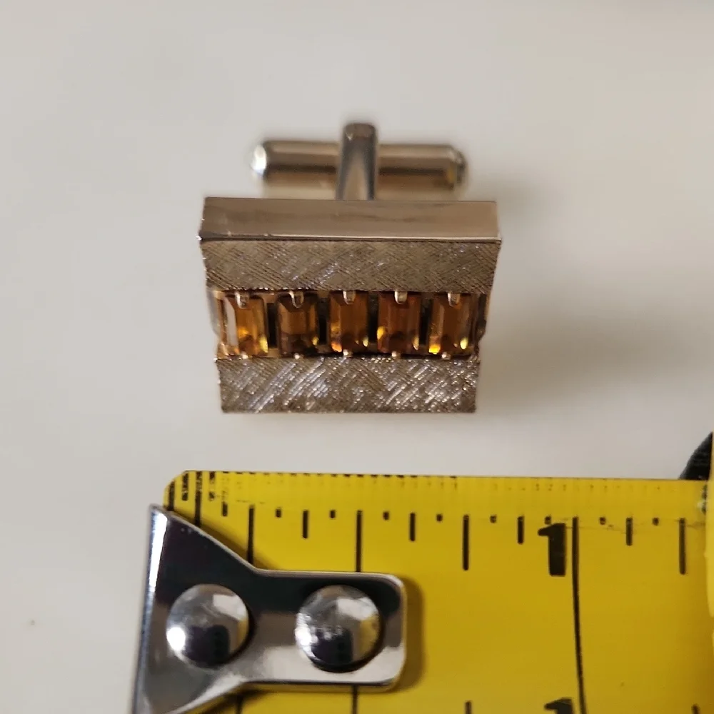 Vintage | Gold-Tone Men’s Cufflinks with Amber Stone Inlay